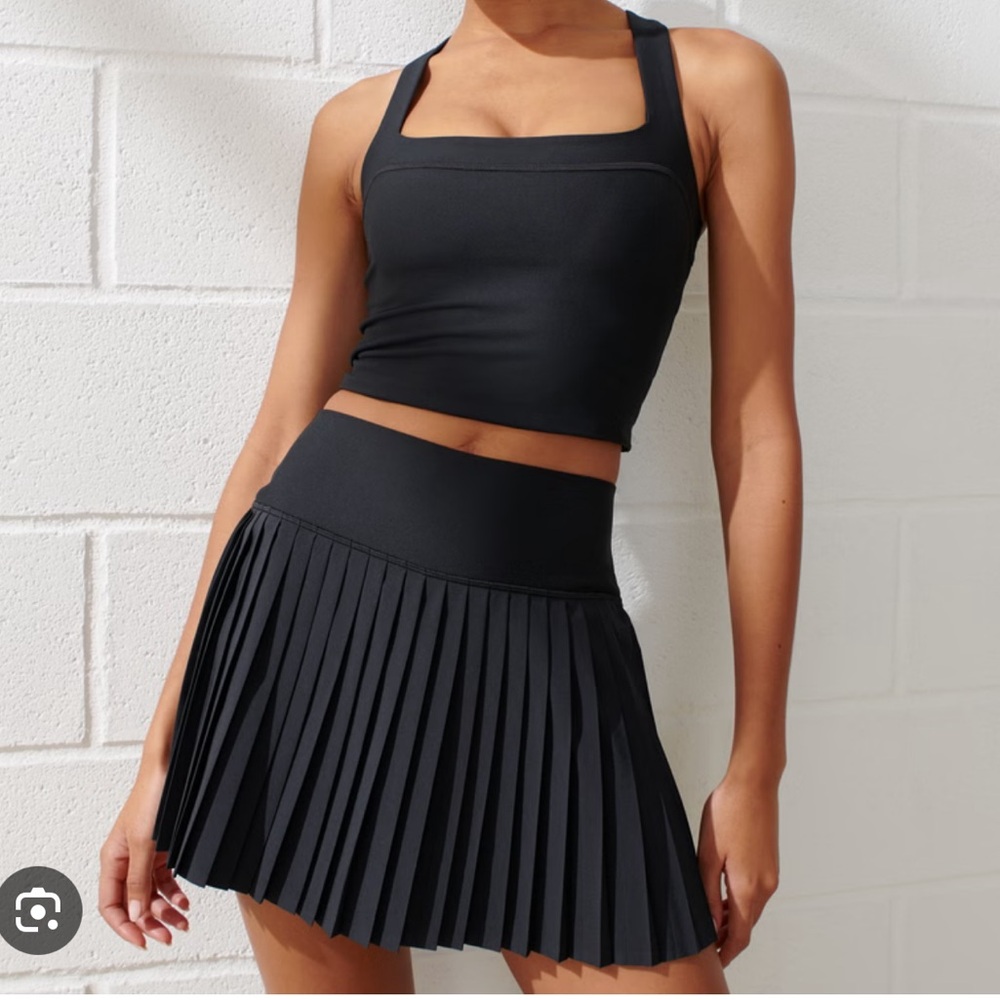 Abercrombie black YPB motionTEK lined pleated skirt.